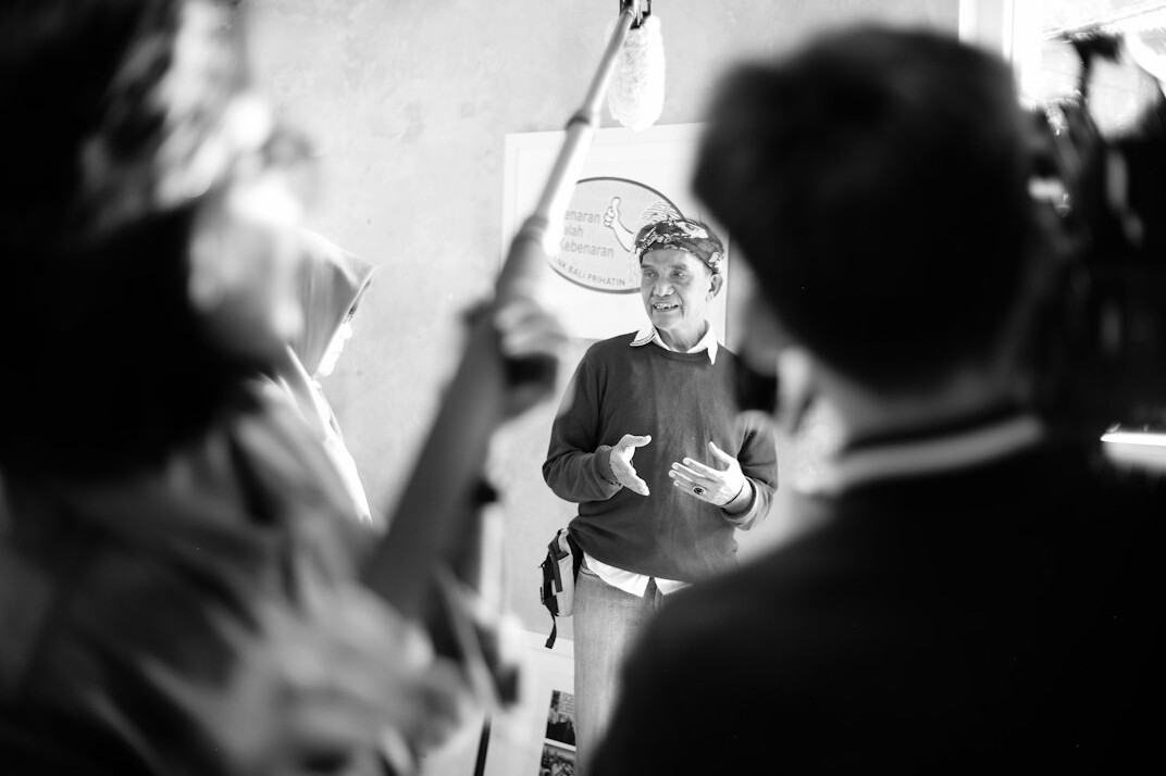leader giving speech to team
